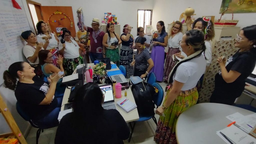 A atividade iniciou com um grande cortejo na Semec, levando poesia e leveza aos servidores da Educação