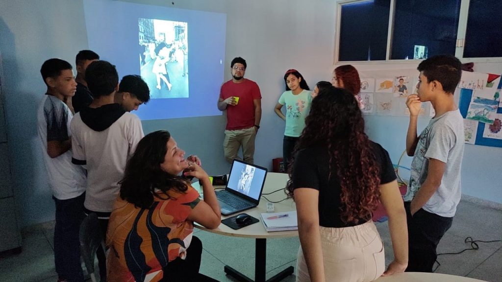 O projeto Clube do Filme debate questões sociais por meio do audiovisual com os estudantes do 8º e 9º das Escolas Municipais Manuela Freitas, em São Brás; e Amália Paungartten, no Guamá.