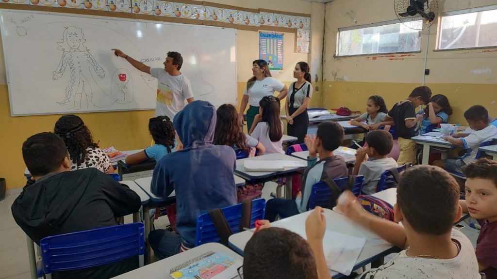 Trabalho integrado entre professoras da sala regular com as bibliotecárias escolares ajuda na alfabetização dos estudantes e a reduzir a evasão escolar.