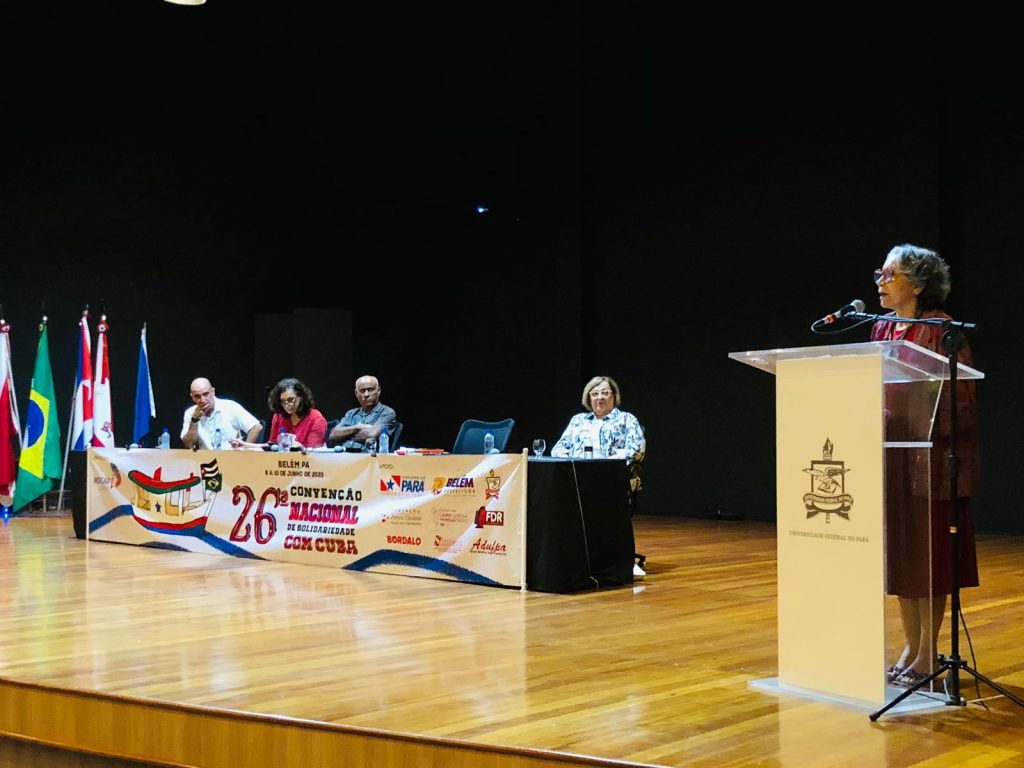 Durante a mesa-redonda, a titular da Semec, Araceli Lemos, pontou os projetos que a Semec tem desenvolvido na rede municipal.