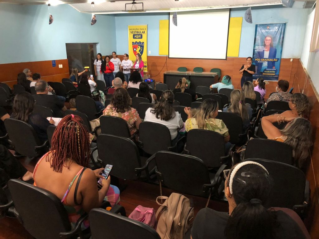 A formação aborda as temáticas em que os professores possam incluir os alunos com deficiência em todos os espaços da escola.