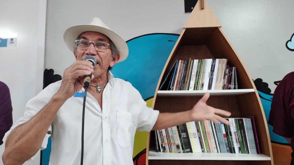 O poeta Antônio Juraci Siqueira, que integra a rede municipal de Educação, recebeu linda homenagem de Andrea Cozzi, coordenadora do Sismube