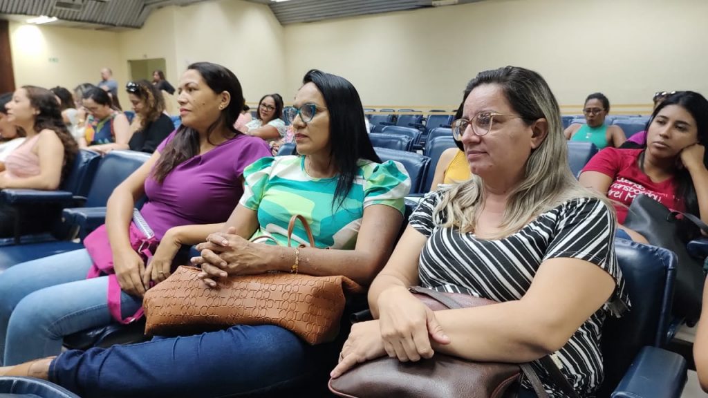 A professora e pesquisadora Erica Rezende (à direita), da EMEIF Alana de Souza Barbosa, localizada no bairro do Tenoné, relata que já trabalha com as crianças o respeito, o amor ao próximo e à natureza