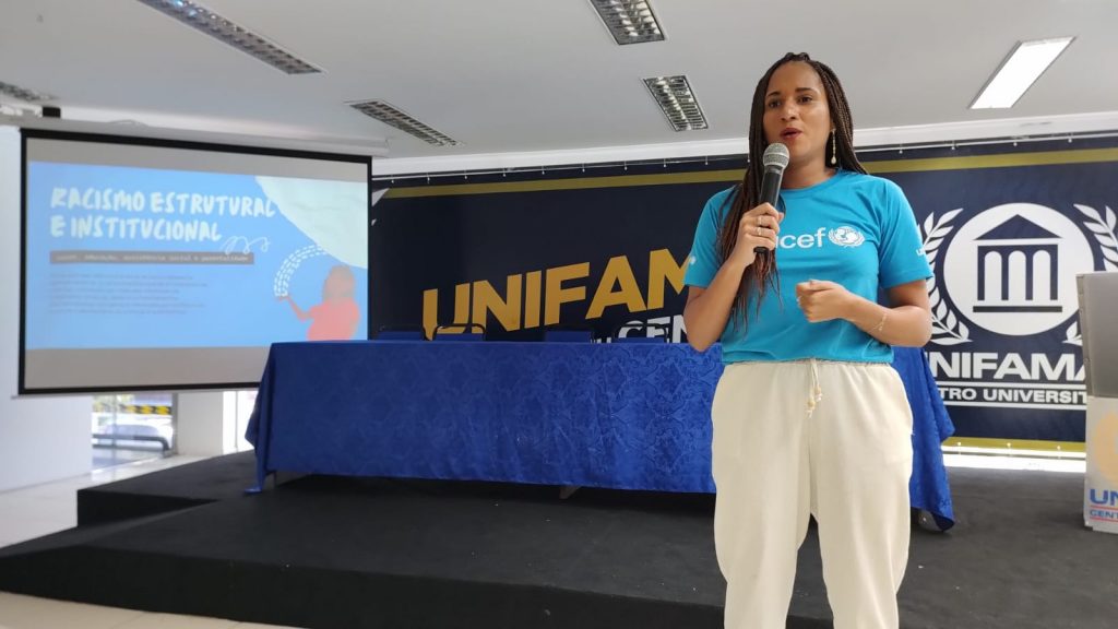 Maira Souza, do Unicef, destacou outro dado cruel: de que as crianças negras e indígenas sofrem racismo pela primeira vez nos primeiros anos de vida, o que afeta a existência para sempre