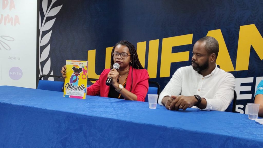 Sinara Dias, da Coderer, apresentou a Cartilha Marielle lançada recentemente para o enfrentamento ao racismo nas escolas municipais