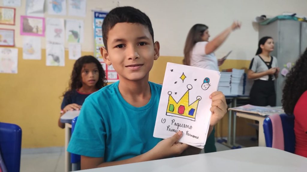 Heliabe Santos, de 10 anos, conta que já tem o hábito da leitura em casa, mas se surpreendeu com a escrita.