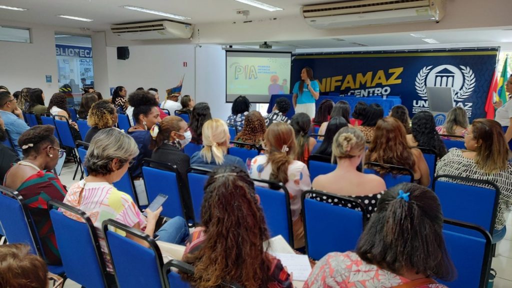 No Brasil, de acordo com o Unicef, as desigualdades mostram que 91,9% das crianças negras, pardas e indígenas frequentam menos a pré-escola e 71,7% dos alunos que se evadem das escolas são negros
