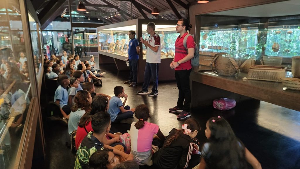 O turismólogo do museu Haroldo Tumã da Secretaria Executiva de Estado de Cultura (Secult), apresentou as peças de produção indígena aos estudantes