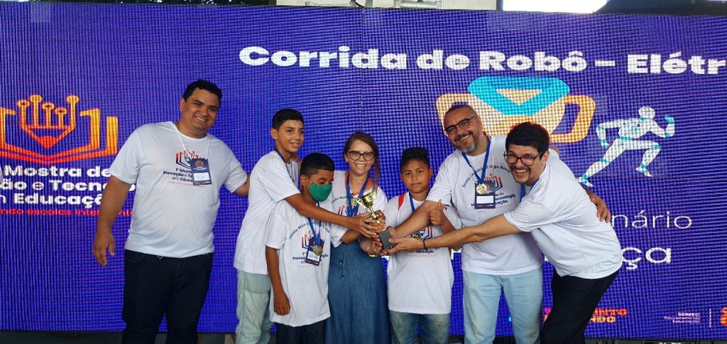 A aplicação deu resultado: equipe que ficou com 1° e 2° lugar na corrida de robô com energia elétrica