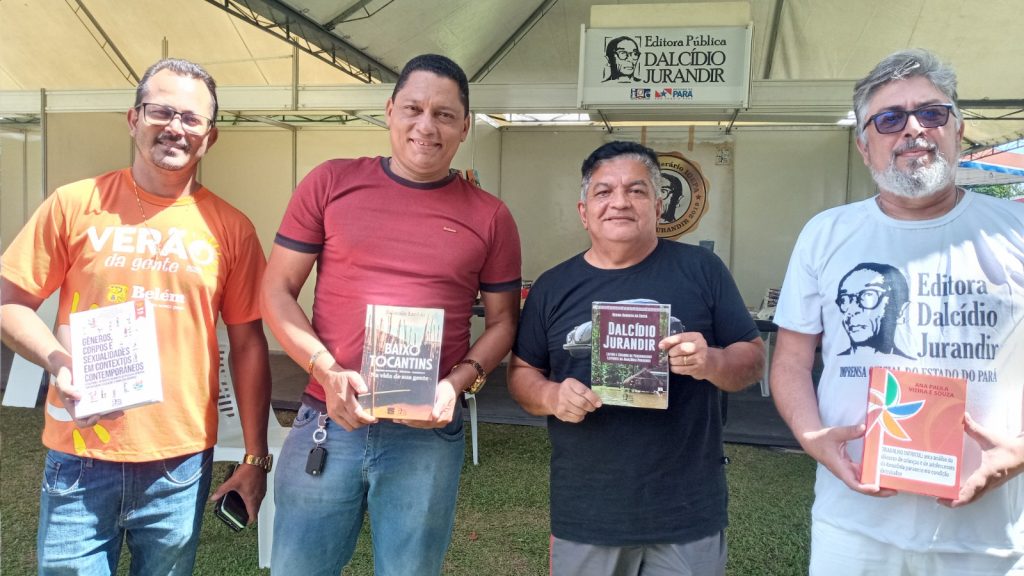 Comissão organizadora da FLIM: Edilberto Silva (à direita/Ioepa), professor Lairson Costa, Ricardo Seixas (Ioepa) e Rogener Peniche (à esquerda), diretor do Centro Cultural da Agência Distrital de Mosqueiro.