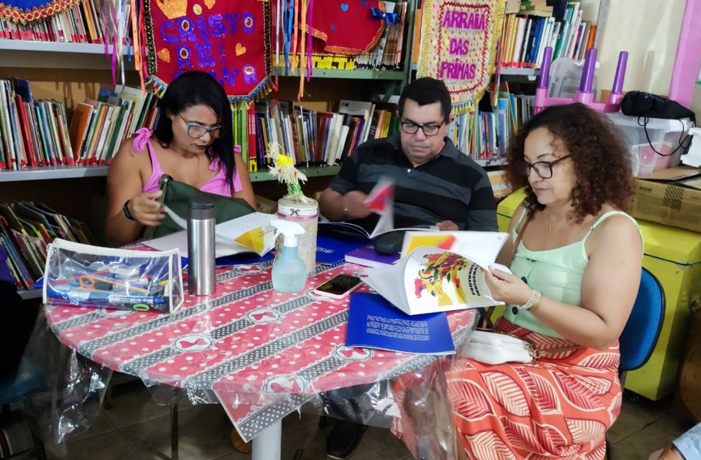 A partir de roteiros preparados para o ensino dos Warao no Brasil, educadores elaboram o próprio material, com expressões paraenses