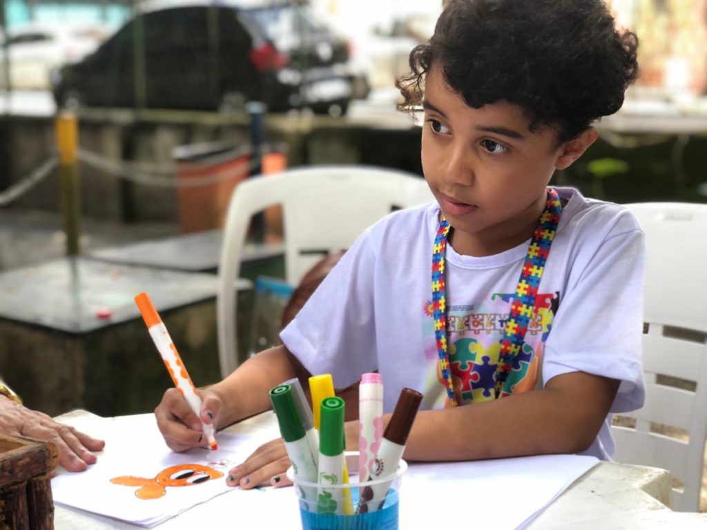Atualmente, 1.263 estudantes com autismo são atendidas pela rede municipal. Em 2022, 875 foram matriculados pela Semec.