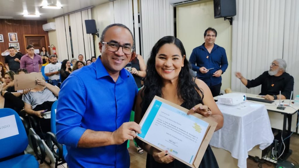Laurimar Matos, diretor geral da Semec, também certifica professora: a tecnologia como instrumento de cidadania é política da Prefeitura