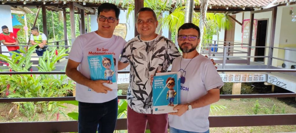 Diretor da escola Milton Monte, Elison Ferreira, recebendo o Kit das mãos do coordenador do Cetec e do representante da Interceleri, Walter Junior