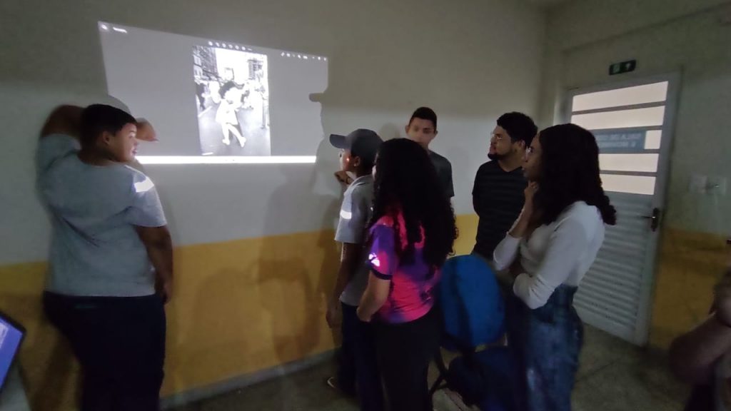 Aprofessora e seus alunos já realizaram duas exibições de filmes para outros estudantes das sérias iniciais do ensino fundamental, que começa com a preparação do espaço, acompanhamento das crianças e elaboração de atividades para desenvolverem em sala de aula.