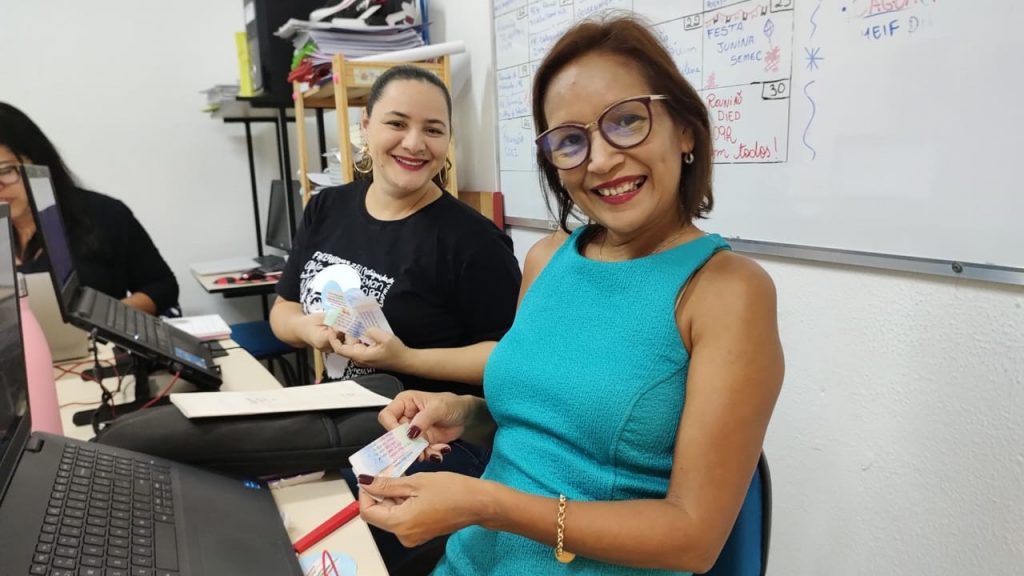 Lecy Matos (à direita), técnica de referência da Coordenação de Educação Infantil (Coei) elogiou a iniciativa e a programação de lançamento