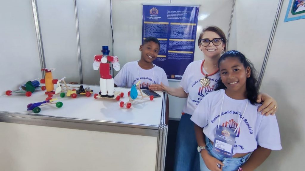 A professora Célia França coordenou as sete equipes da escola Olga Benário no 1° MITE