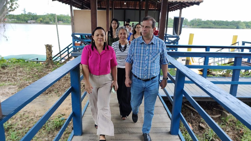 Momento da visita à Escola Municipal de Educação do Campo (EMEC) São José, na Ilha Grande