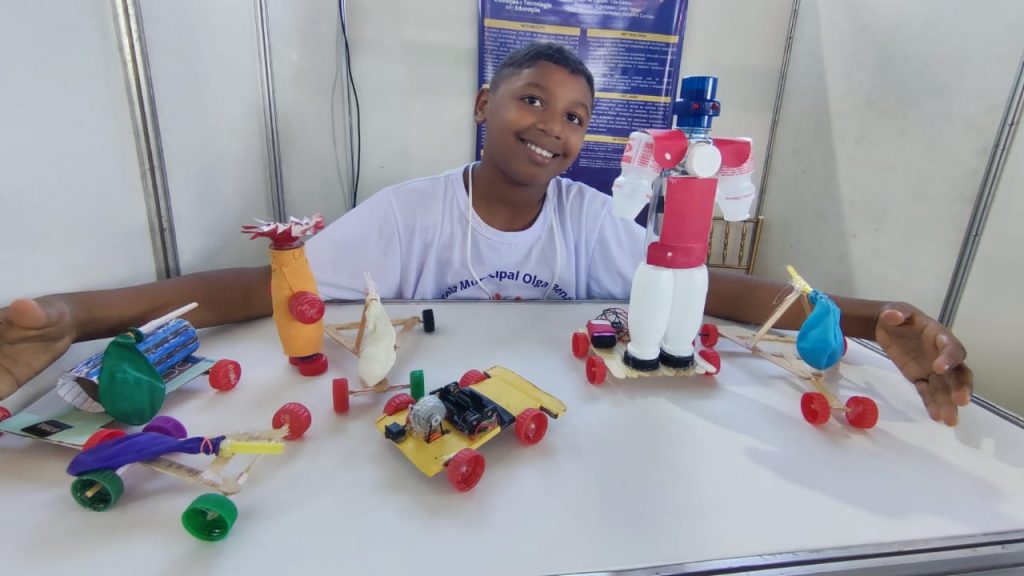 Pedro Henrique explica sobre carro reciclado movido a energia elétrica: até palito de picolé entrou na composição