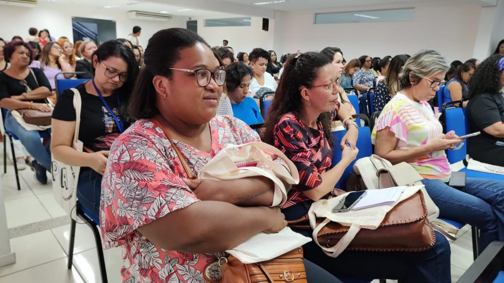 A professora Tamires Trindade, da EMEC Milton Monte, da ilha do Combu, estava feliz com a formação