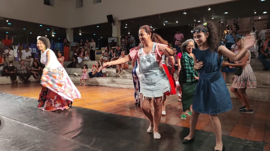 Marcelle Oliveira Soares e a filha Dominik Soares, aluna da Liceu Escola Mestre Raimundo Cardoso participaram ativamente das manifestações artísticas aprsentadas na Mostra.