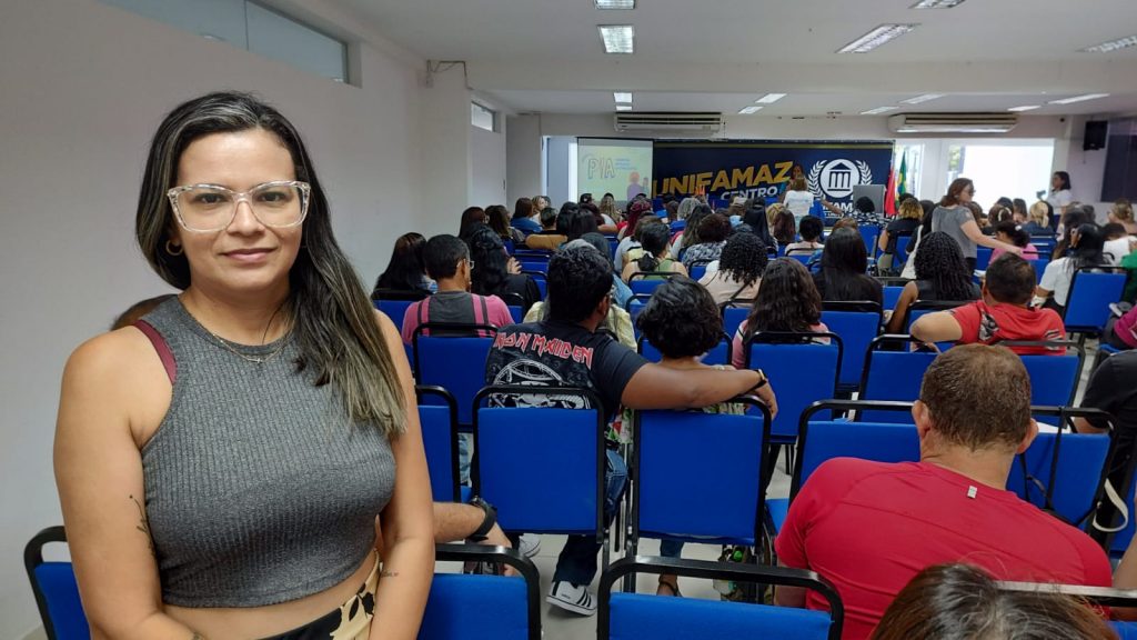 Amanda Ferreira, professora da EMEC Madalena Travassos, localizada em Mosqueiro, busca na contação de história debater o tema com as crianças do jardim II