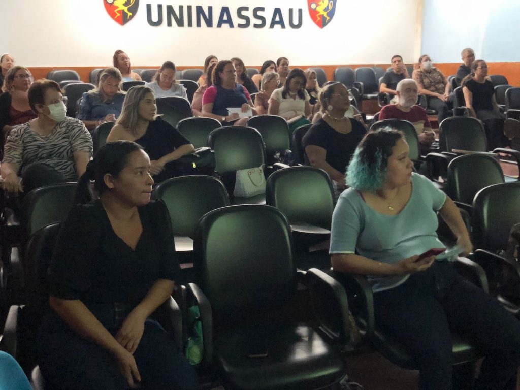 A formação contou a presença de professores e estagiários da rede municipal.