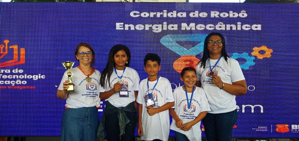 Só fera e seus grandes mestres: 1° e 3° lugar em corrida de robô com energia mecânica