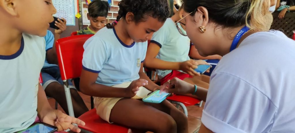 Alunos da escola EMEIF Sebastião dos Santos Quaresma fazendo o teste do Matematicando