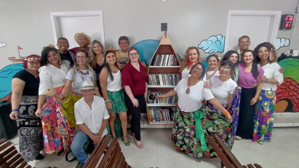 O lançamento da Igara Literária (biblioteca em forma de canoa) teve a presença de educadores, escritores e servidores da Educação municipal. A "canoa" foi confeccionada pelo servidor-marceneiro Benjamim da Silva Pinto.