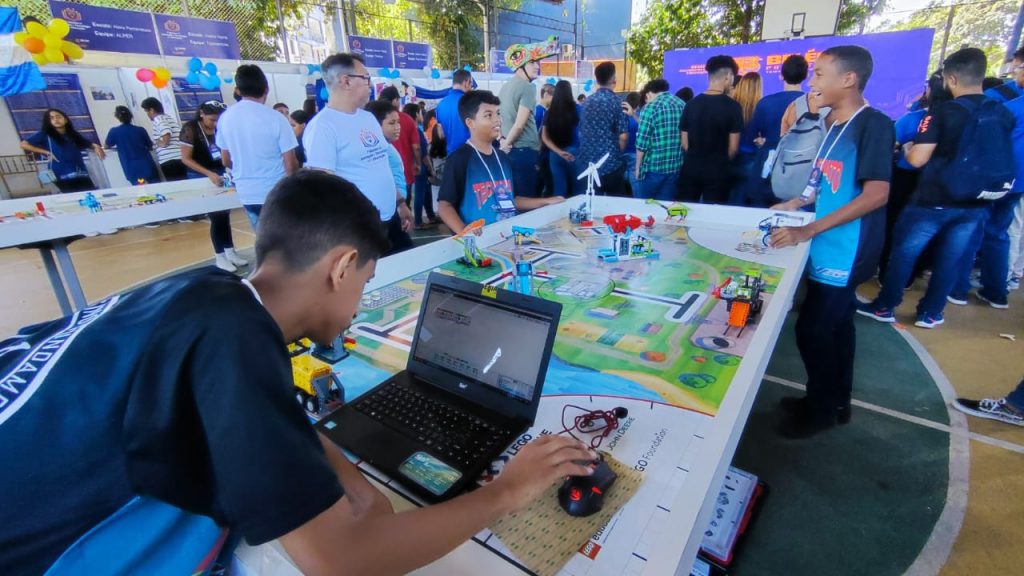 A 1ª Mostra de Inovação Tecnológica em Educação (Mite) da rede municipal de ensino ocorreu, nesta sexta-feira, 16, na Escola Municipal Alzira Pernambuco