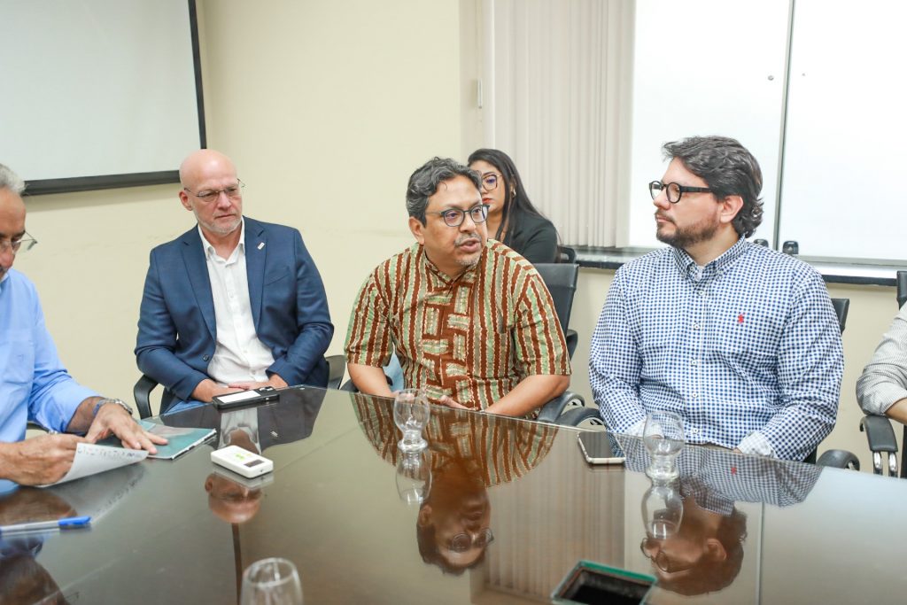 Anit Mukherjee (ao centro) explica que a proposta da ORF é construir um projeto de infraestrutura digital pública, com o governo criando ferramentas para divulgar a economia digital