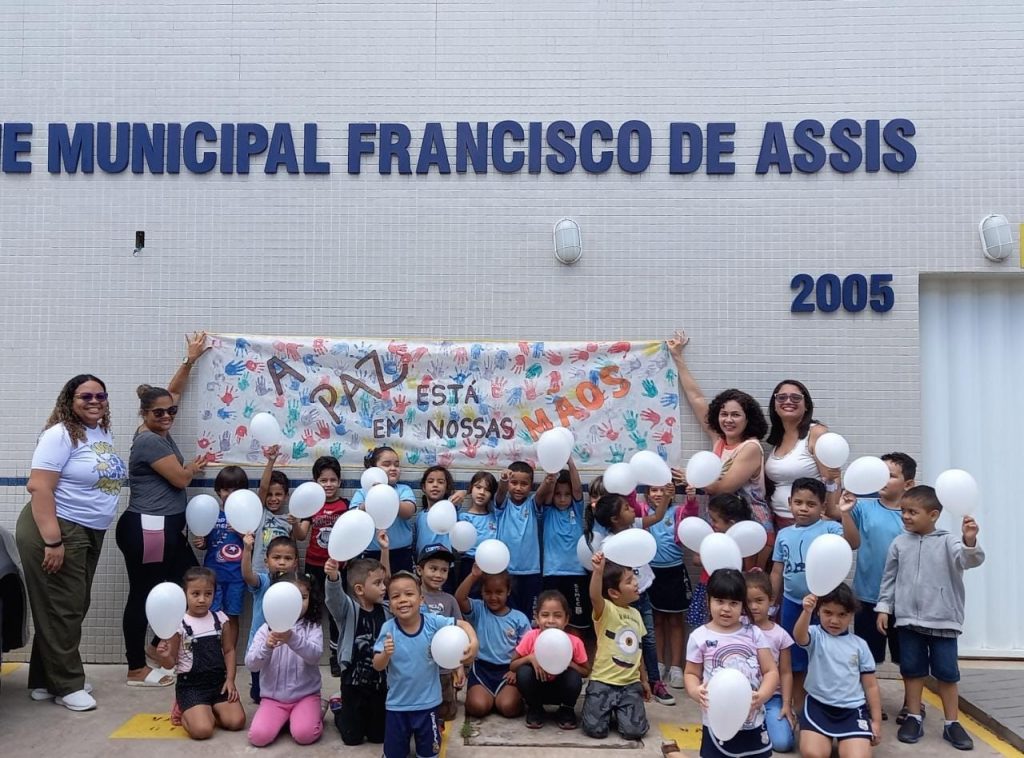 A titular da Semec, Araceli Lemos, ressalta que a difusão da cultura da paz e o respeito à diversidade, envolvendo a comunidade escolar e toda a sociedade, é o caminho para o combate à violência.