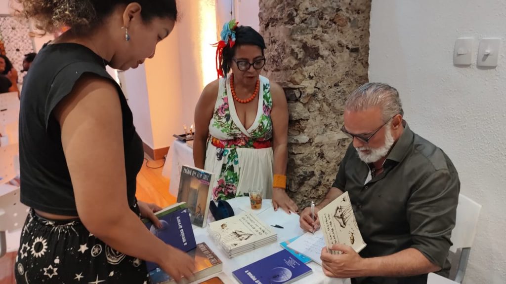 O escritor Daniel Leite estava feliz pelo convite de participar da culminância da Semana e refletir com o público o letramento literário.