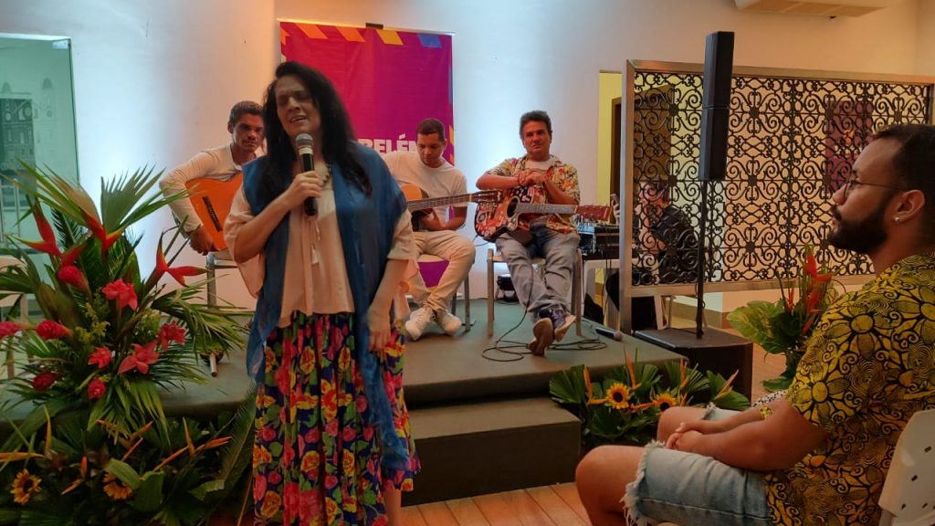 Entre as apresentações, o Núcleo de Artistagens do Sismube encerrou a noite com uma linda interferência poética para homenagear os autores convidados e também aqueles que deixaram uma rica contribuição a literatura paraense como Maria Lúcia Medeiros, Ruy Barata e Max Martins.