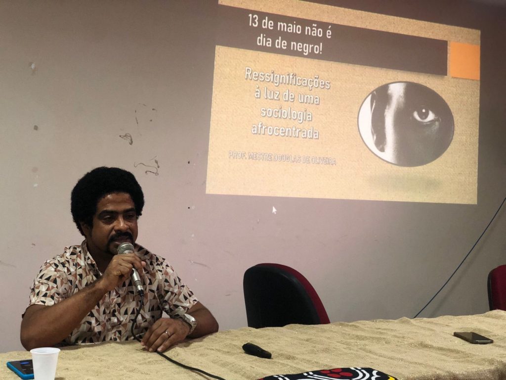 A partir de formações permanentes de educadoras e educadores, a Semec trabalha com diversas formas de combater o racismo no espaço escolar. O professor Douglas de Oliveira, docente do Instituto Federal do Pará (IFPA), abordou a temática de ressignificações.