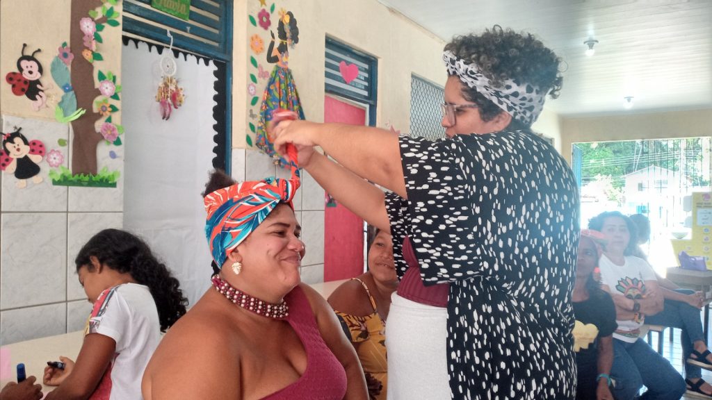 Oficina de turbante compôs um dos itens do Julho das Pretas no terriório quilombola Sucurijuquara, em Mosqueiro, neste sábado, 8
