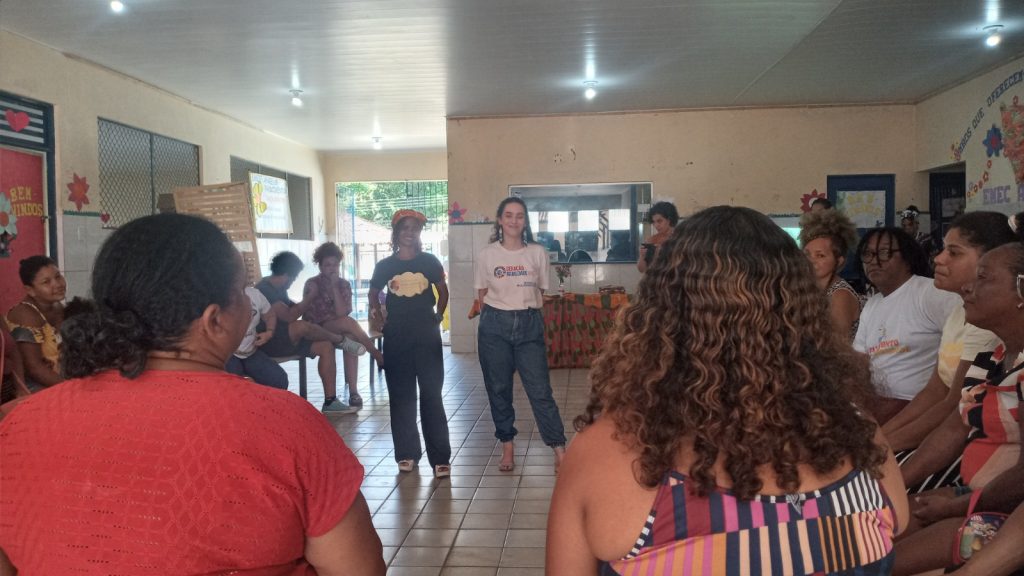Elza Fátima e Virginia Gontiljo (de pé) fizeram a abertura do evento para mulheres quilombolas do Sucurijuquara