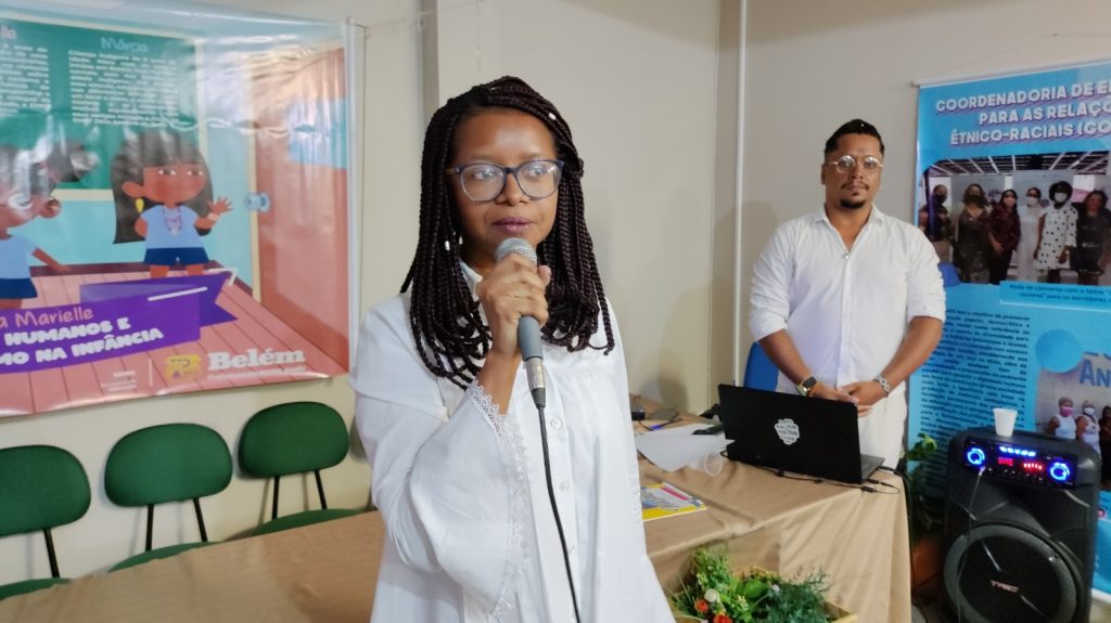 A professora Sinara Dias, à frente da Coderer, enfatiza que todos os profissionais de educação têm responsabilidade nesta construção antirracista em todas as escolas da rede municipal de ensino.
