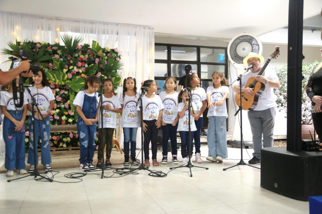 Projeto Cantar-o-lar é desenvolvido pelo cantor e compositor Salomão Habib na rede municipal de