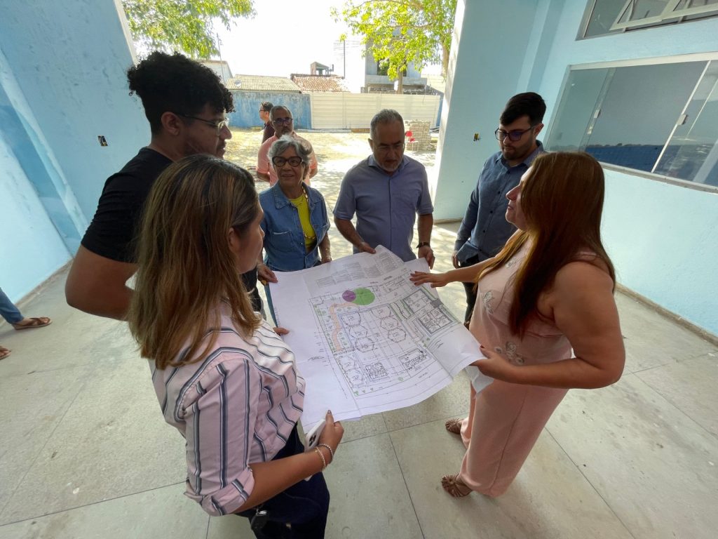 Prefeito Edmilson Rodrigues e a secretária de Educação, Araceli Lemos, conhecem detalhes do projeto de reforma da Emei Laís Aderne.