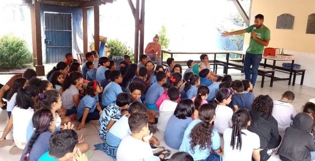 O programa Belém Sustentável, Cidade Educada, visa, de forma integrada, fortalecer a coleta seletiva nas unidades de ensino, além de realizar atividades de reciclagem em parceria com cooperativas.