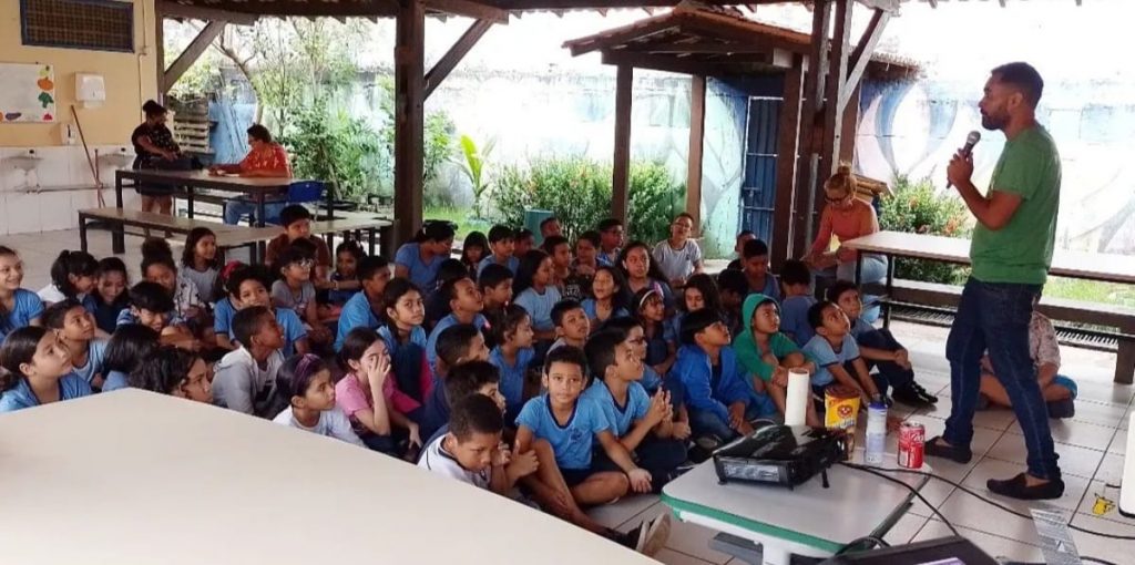 No planejamento do Programa há campanhas mensais de educação ambiental e de sustentabilidade em torno das escolas
