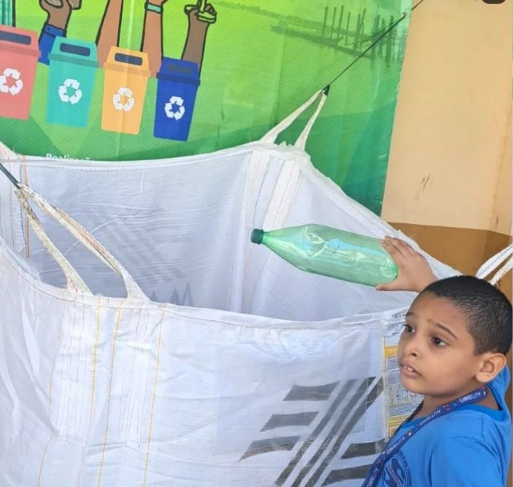 A comunidade escolar abraçou a iniciativa e já vem recolhendo muitos materiais recicláveis como garrafa pet.