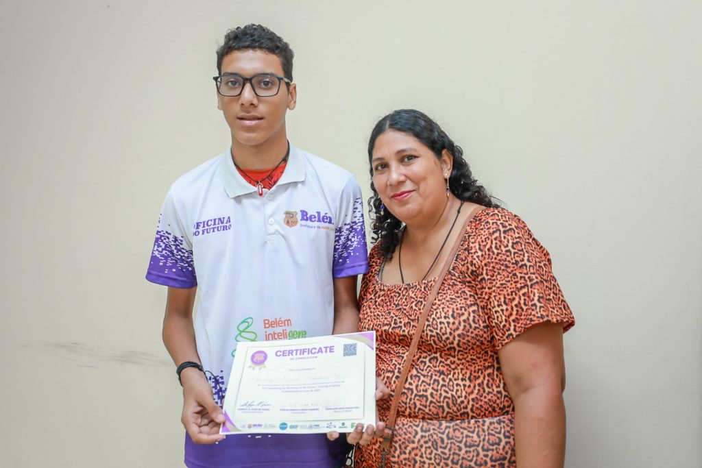 Wesley Nazareno, ao lado de sua mãe, Elaine Cristina dos Santos, disse que o "curso foi muito bom e importante pra entender sobre tecnologia. Eu gostei e vai me ajudar muito no futuro”