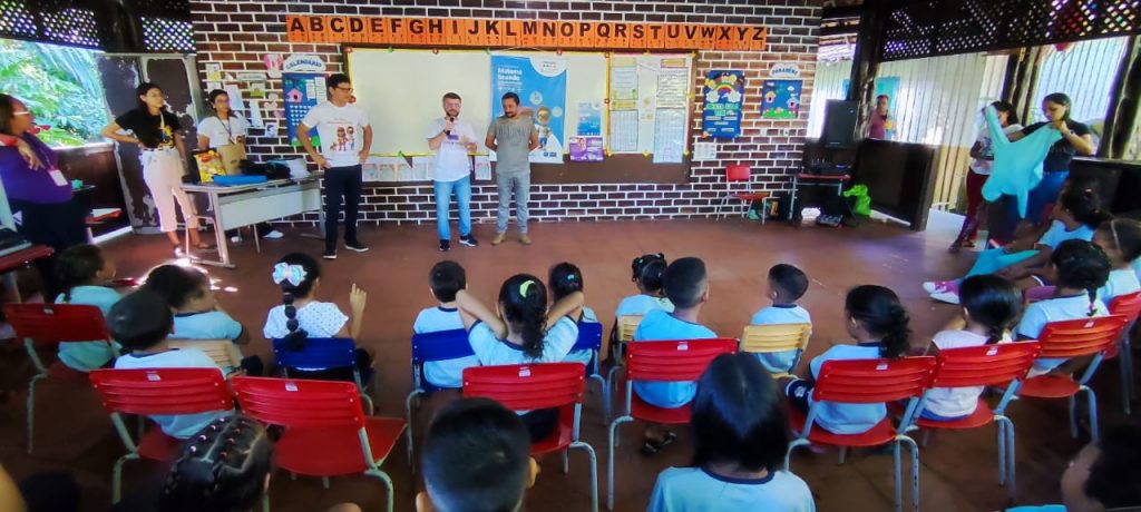 Visita das equipes da CETEC e Inteceleri divulgando a Olimpíada nas escolas: mais de 20 mil alunos da rede municipal devem participar