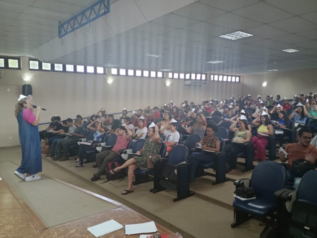 Socióloga Lúcia Matni é uma das instrutoras da formação dos estagiários que atuarão na Educação Especial a partir de agosto. Treinamento será realizado até a quinta-feira, 6