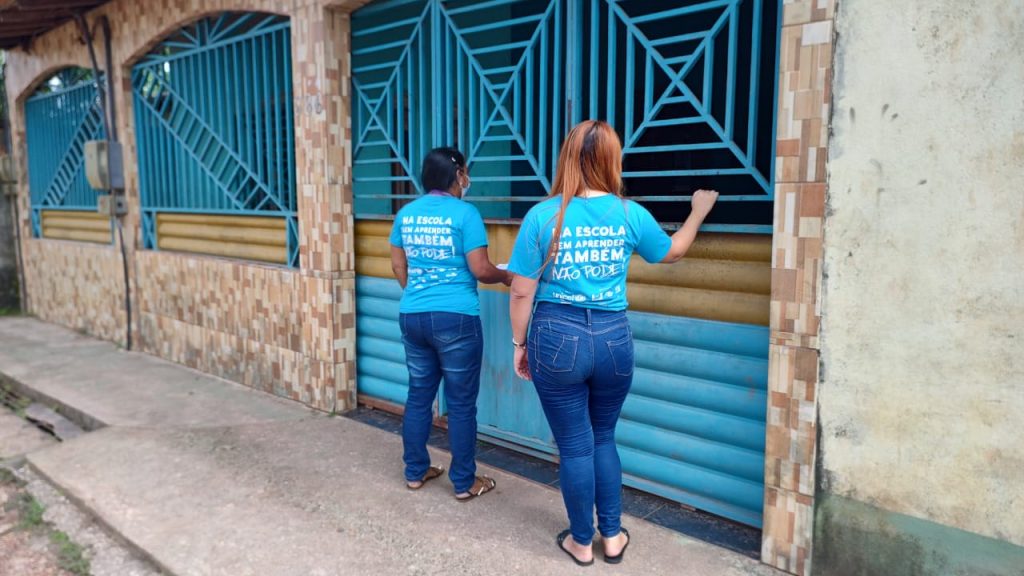 As assistentes sociais Rayra Rafaela Lobato e Maria de Jesus Oliveira relatam que precisam conscientizar os pais para as crianças continuarem na escola
