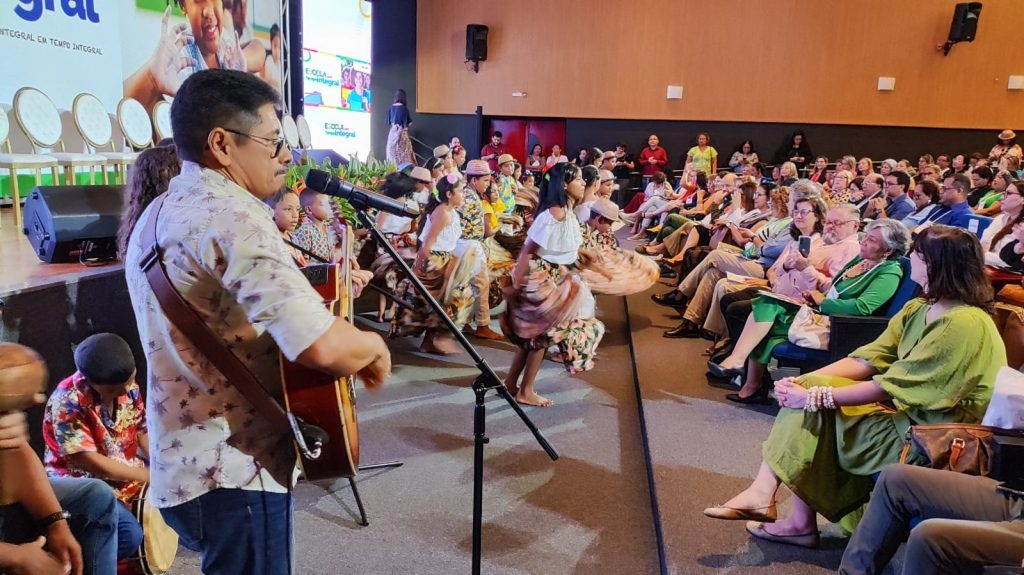 Apresentação do grupo Pirão com Açaí da EMEIF São José, no Combu.