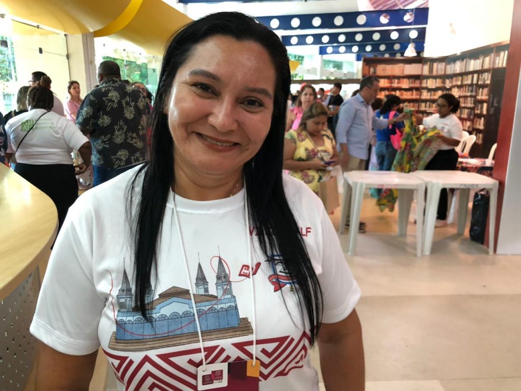 A diretora Lucelina Lima, da Escola Venuzina Marinho de Souza, participa do evento e destaca a importância da temática de alfabetização na vida do educador no Brasil e na Amazônia